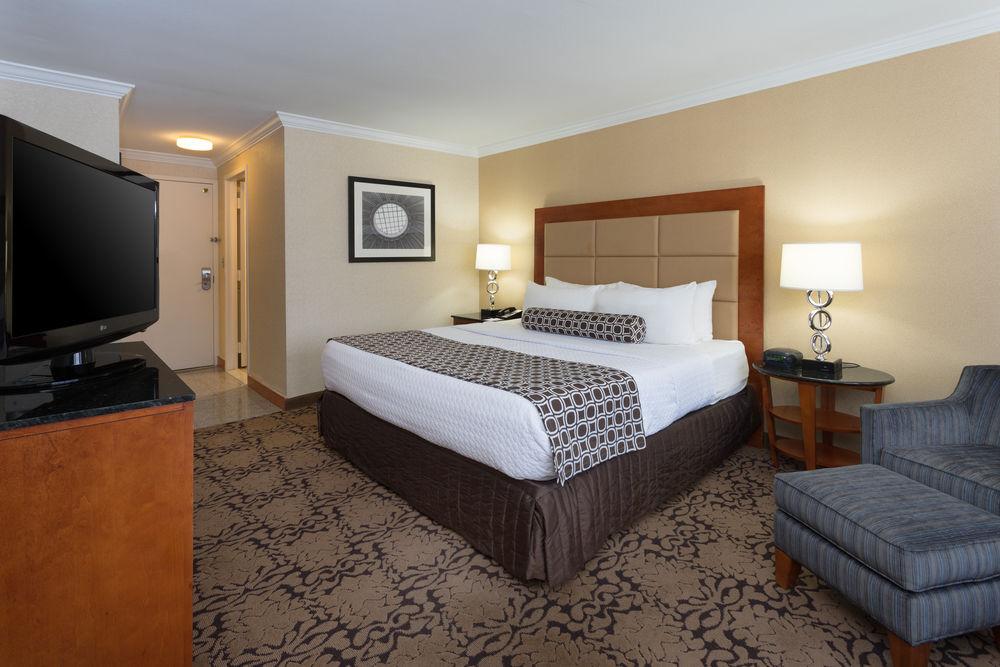 Delta Hotels By Marriott Richmond Downtown Exterior photo